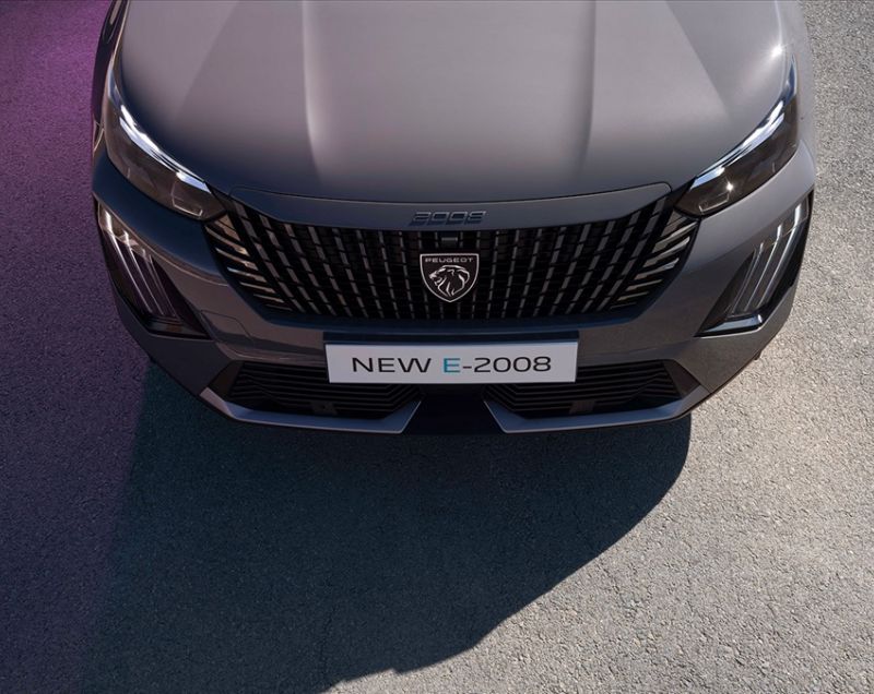 Peugeot 2008 1.2 PureTech 100 Allure, Noir Perla Nera + NAVIGATIE/VISIOPARK