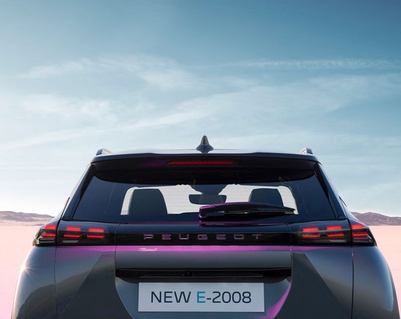 Peugeot 2008 1.2 PureTech 100 Allure, Noir Perla Nera + NAVIGATIE/VISIOPARK