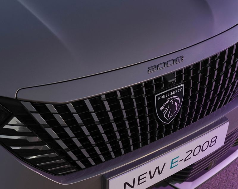 Peugeot 2008 1.2 PureTech 100 Allure, Noir Perla Nera + NAVIGATIE/VISIOPARK