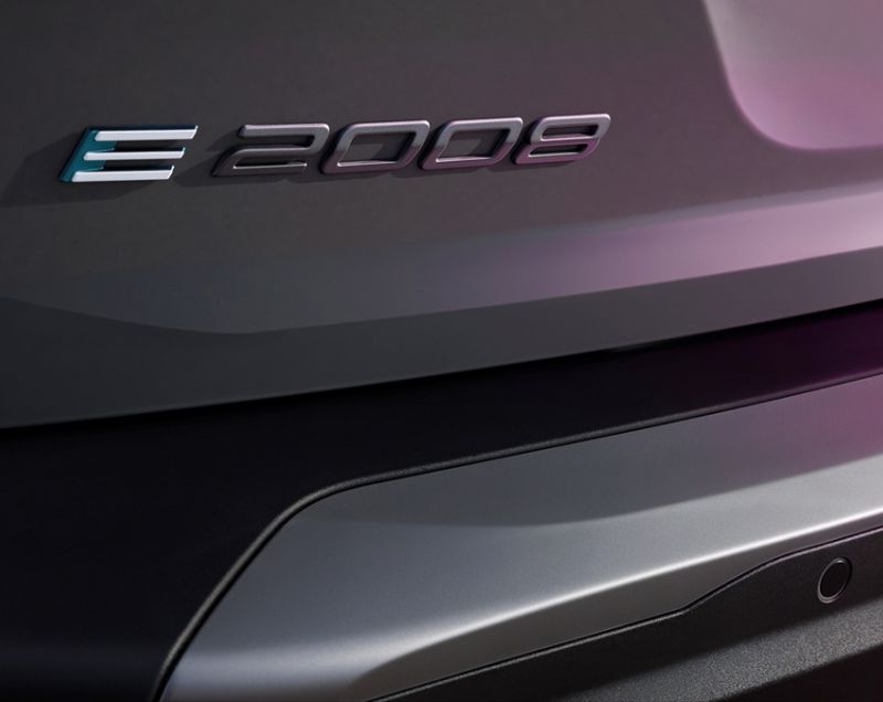 Peugeot 2008 1.2 PureTech 100 Allure, Noir Perla Nera + NAVIGATIE/VISIOPARK