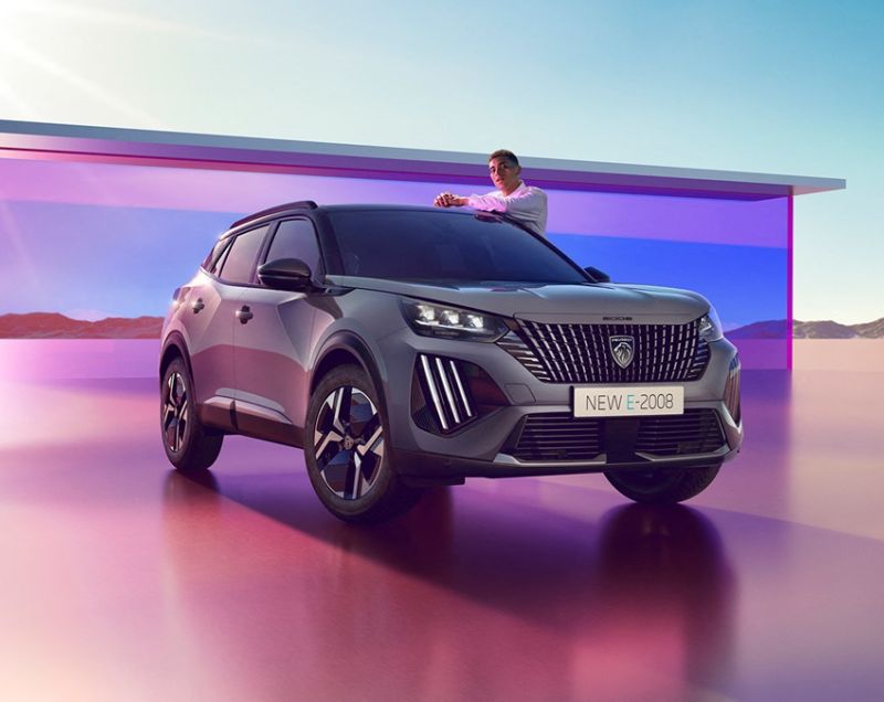 Peugeot 2008 1.2 PureTech 100 Allure, Noir Perla Nera + NAVIGATIE/VISIOPARK