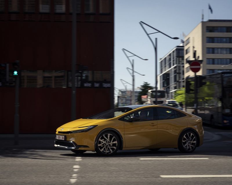 Toyota Prius 2.0 Plug-in Hybrid Solar Edition