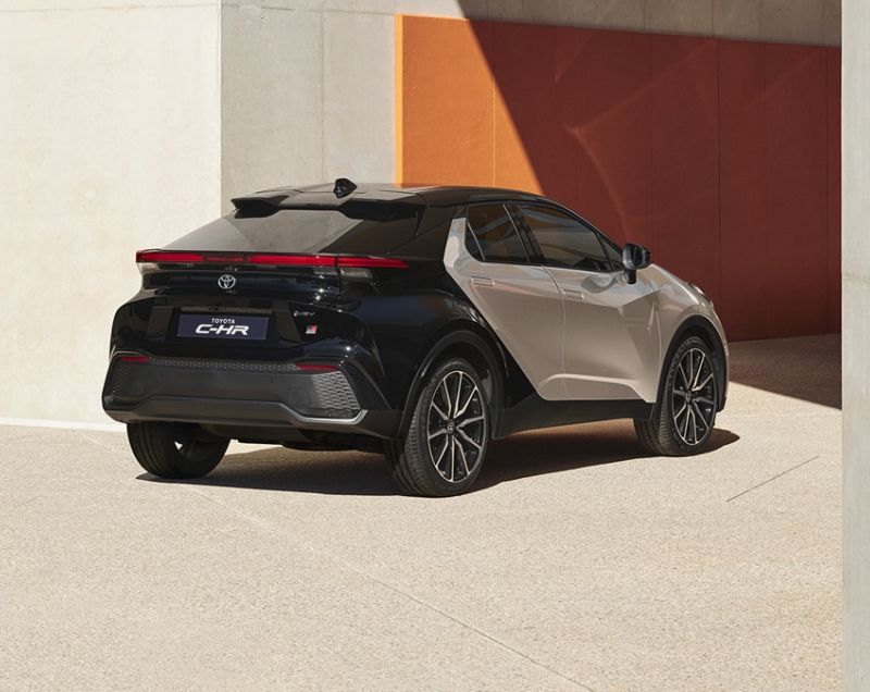 Toyota C-HR 2.0 phev dynamic 164kW cvt aut Toyota C-HR 2.0 phev dynamic 164kW cvt aut