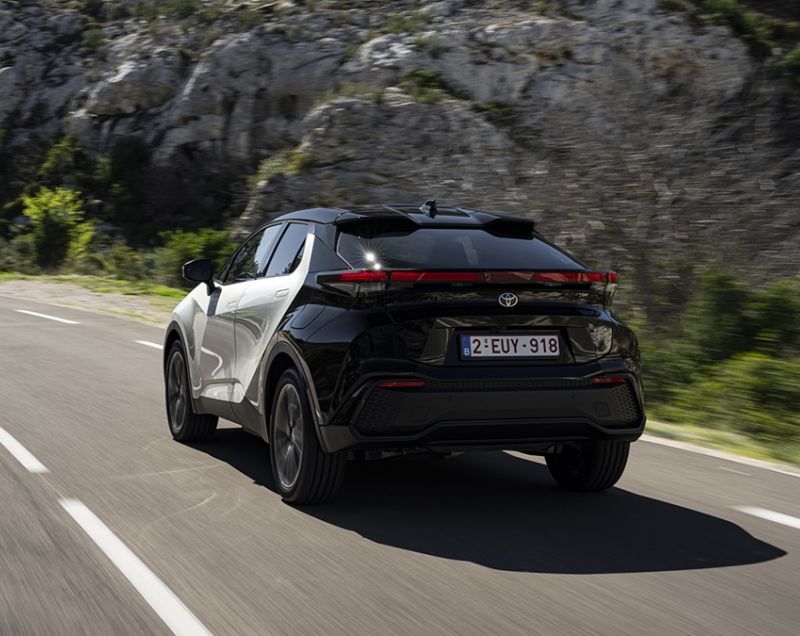 Toyota C-HR 1.8 hev active 103kW cvt aut Toyota C-HR 1.8 hev active 103kW cvt aut