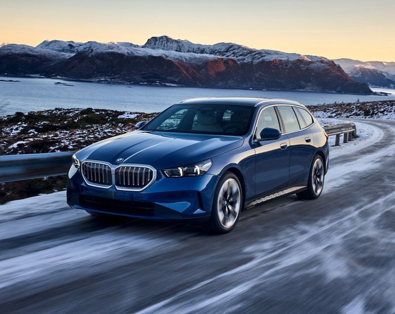 BMW 5 Serie Touring 530e Plug-in Hybrid M Sportpakket, Saphirschwarz + PANORAMADAK/TREKHAAK BMW 5 Serie Touring 530e Plug-in Hybrid M Sportpakket, Saphirschwarz + PANORAMADAK/TREKHAAK