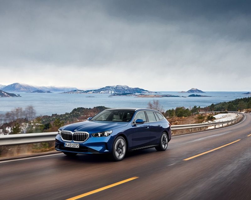 BMW 5 Serie Touring 530e Plug-in Hybrid M Sportpakket, Saphirschwarz + PANORAMADAK/TREKHAAK BMW 5 Serie Touring 530e Plug-in Hybrid M Sportpakket, Saphirschwarz + PANORAMADAK/TREKHAAK