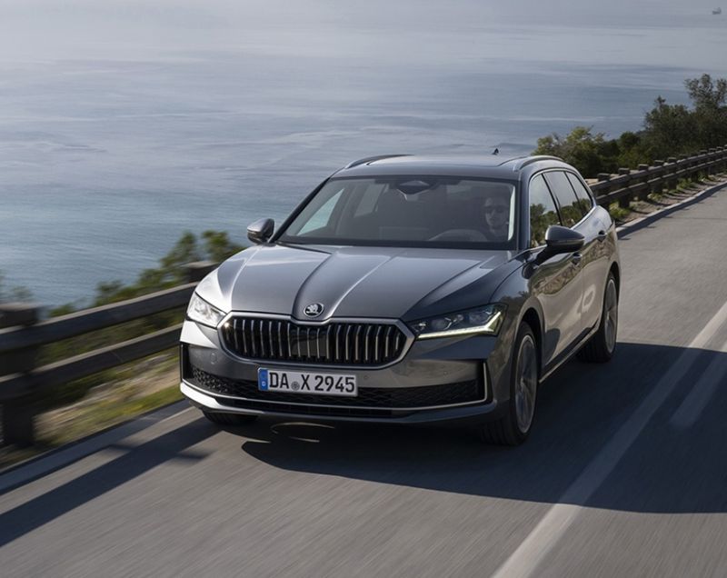 Skoda Superb combi 1.5tsi MHEV Business Edition DSG-7, Ebony Black + TREKHAAK
