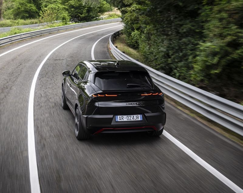 Alfa Romeo Junior 54kWh ev elettrica veloce 207kW aut