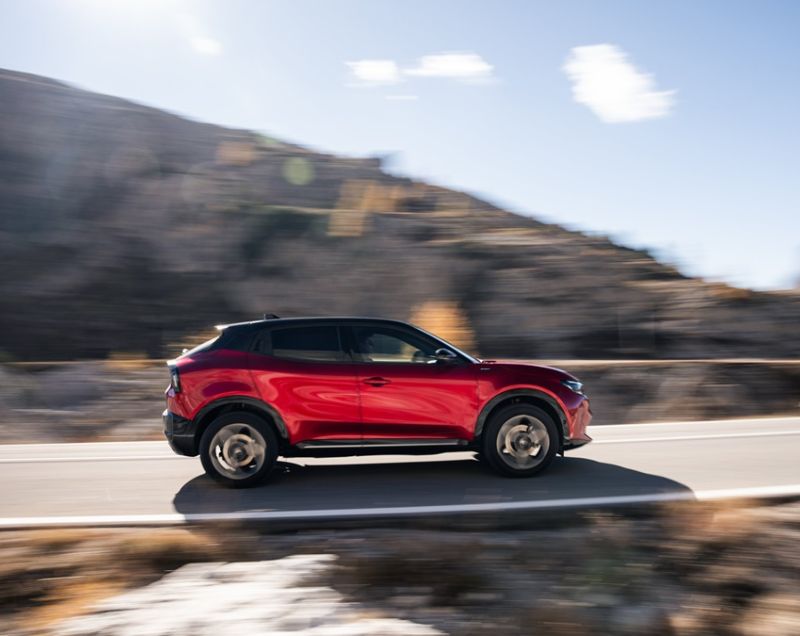 Alfa Romeo Junior 54kWh ev elettrica veloce 207kW aut