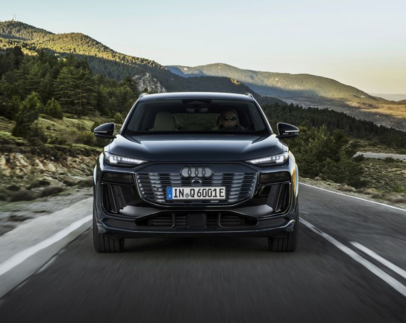 Audi Q6 e-tron 100kWh Performance Advanced edition, Mythoszwart + TECH PLUS / EXTERIEURPAKKET ZWART Audi Q6 e-tron 100kWh Performance Advanced edition, Mythoszwart + TECH PLUS / EXTERIEURPAKKET ZWART