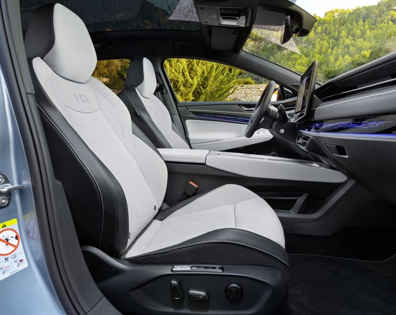 Volkswagen ID.7 Tourer 77kWh Pro Business, Mythoszwart + INTERIEURPAKKET PLUS / 20 INCH VELGEN