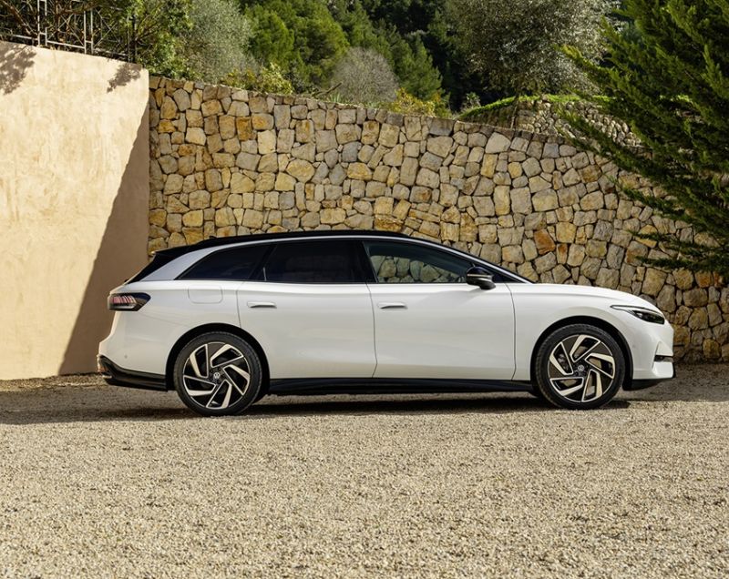 Volkswagen ID.7 Tourer 77kWh Pro Business, Mythoszwart + INTERIEURPAKKET PLUS / 20 INCH VELGEN