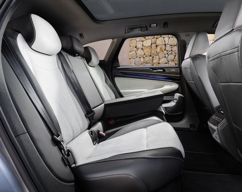 Volkswagen ID.7 Tourer 77kWh Pro Business, Mythoszwart + INTERIEURPAKKET PLUS / 20 INCH VELGEN