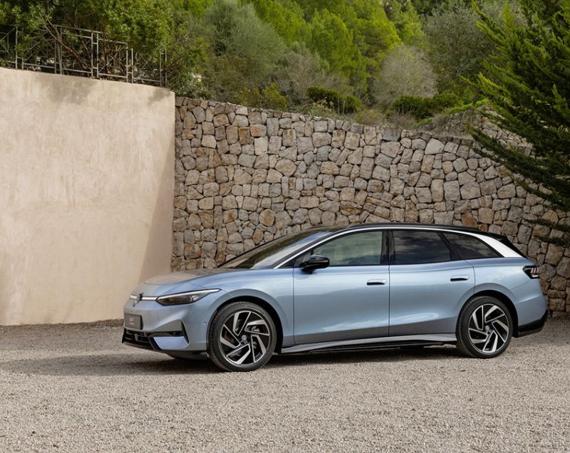 Volkswagen ID.7 Tourer 77kWh Pro Business, Mythoszwart + INTERIEURPAKKET PLUS / 20 INCH VELGEN