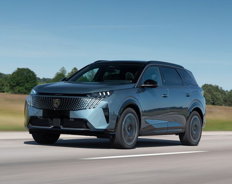 Peugeot 5008 1.2 HYbrid 136 Allure, Bleu Ingaro + PANORAMIC NAVIGATION / 360 VISION