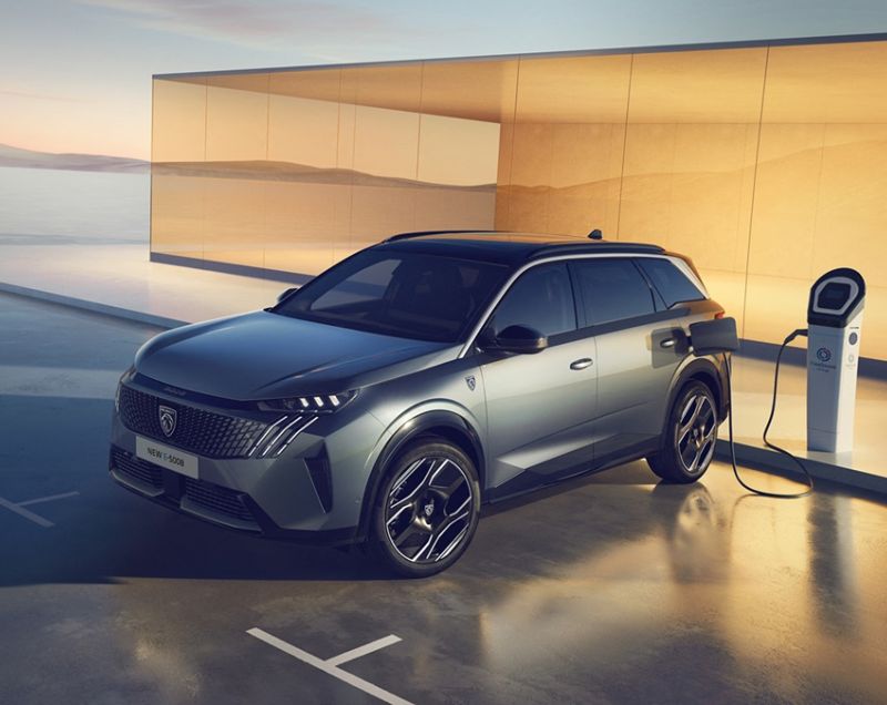 Peugeot 5008 1.2 HYbrid 136 Allure, Bleu Ingaro + PANORAMIC NAVIGATION / 360 VISION