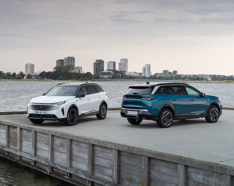 Peugeot 5008 1.2 HYbrid 136 Allure, Bleu Ingaro + PANORAMIC NAVIGATION / 360 VISION Peugeot 5008 1.2 HYbrid 136 Allure, Bleu Ingaro + PANORAMIC NAVIGATION / 360 VISION