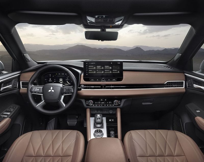 Mitsubishi Outlander 2.4 16v PHEV Instyle+, Moonstone Grey Mitsubishi Outlander 2.4 16v PHEV Instyle+, Moonstone Grey