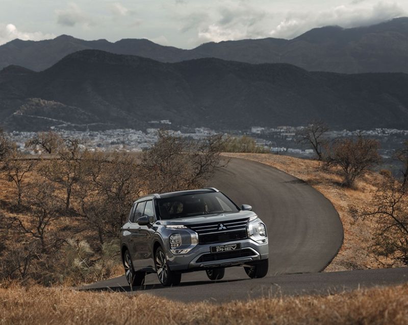 Mitsubishi Outlander 2.4 16v PHEV Instyle+, Moonstone Grey Mitsubishi Outlander 2.4 16v PHEV Instyle+, Moonstone Grey