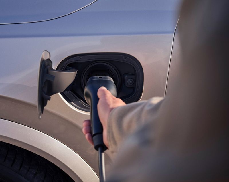 Volvo XC90 2.0t8 Plug-in Hybrid Plus AWD - TOT 70 KM ELEKTRISCHE ACTIERADIUS!
