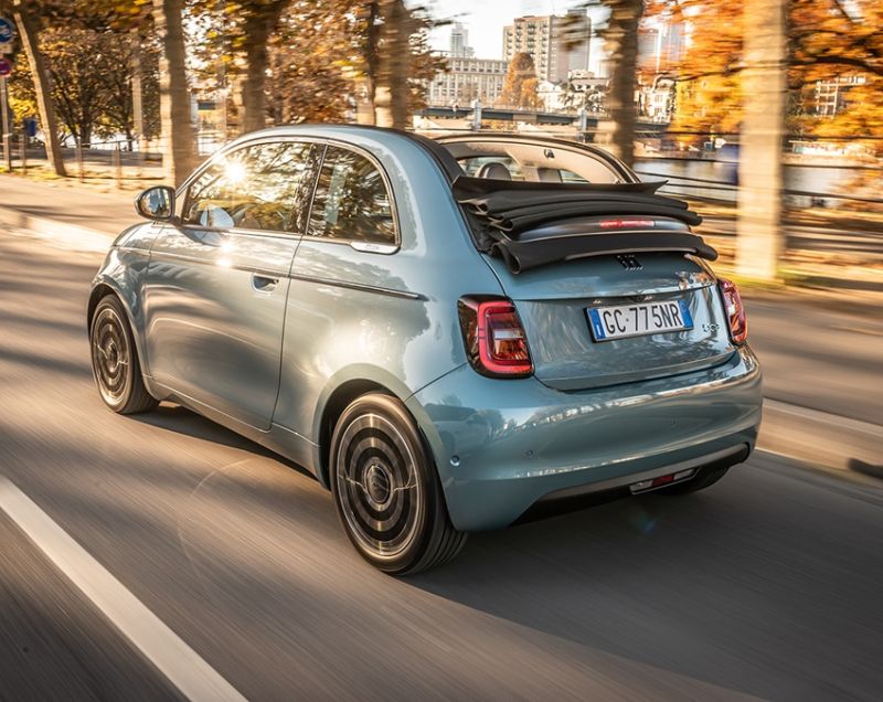 Fiat 500E Cabrio 42kWh ev la prima 87kW aut