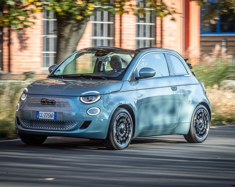 Fiat 500E Cabrio 42kWh ev la prima 87kW aut