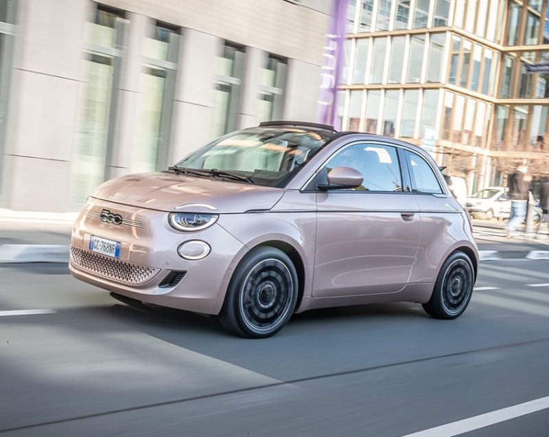 Fiat 500E Cabrio 42kWh ev la prima 87kW aut