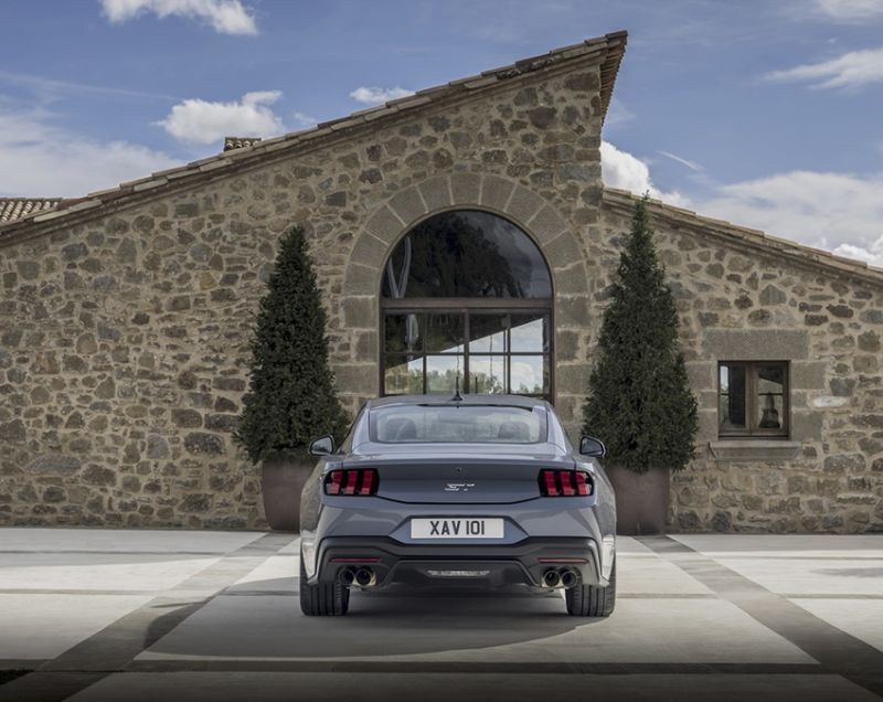 Ford Mustang Fastback GT 5 v8 dark horse 334kW