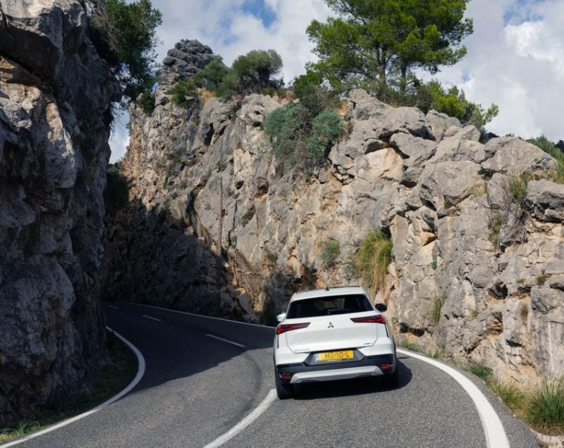 Mitsubishi Grandis 1.8 hev intense 116kW aut Mitsubishi Grandis 1.8 hev intense 116kW aut