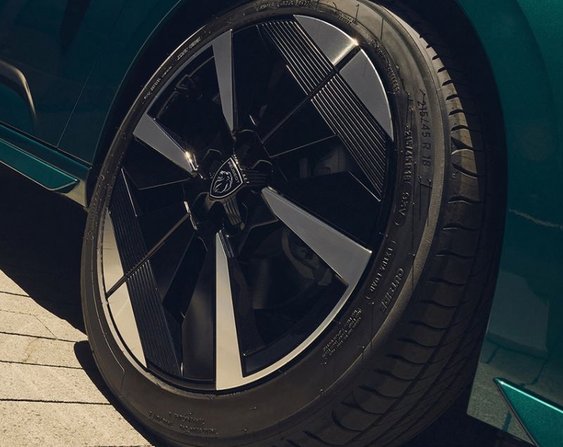 Peugeot 308 1.2 mhev allure 107kW e-dcs6 aut Peugeot 308 1.2 mhev allure 107kW e-dcs6 aut