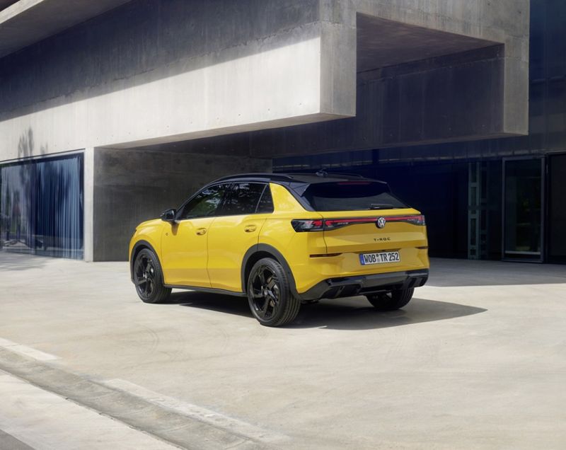 Volkswagen T-Roc 1.5etsi R-Line First Edition 150 PK, Canary Yellow + PANORAMADAK / 20 INCH VELGEN