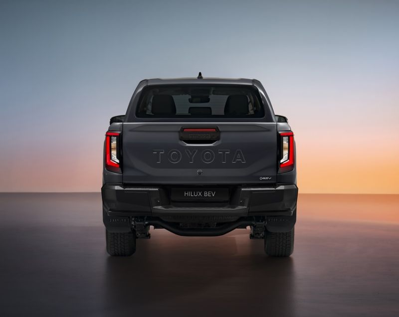 Toyota Hi-lux 59.2kWh ev dc professional 144kW awd aut